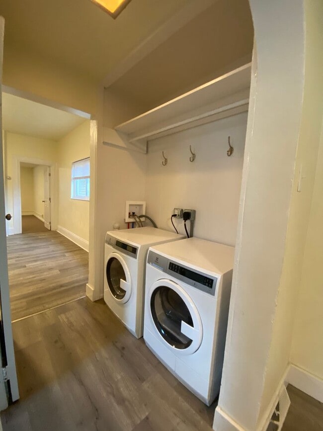 Foto del edificio - Updated 2BR Apartment with office now show...