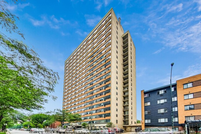 Building Photo - 6030 N Sheridan Rd