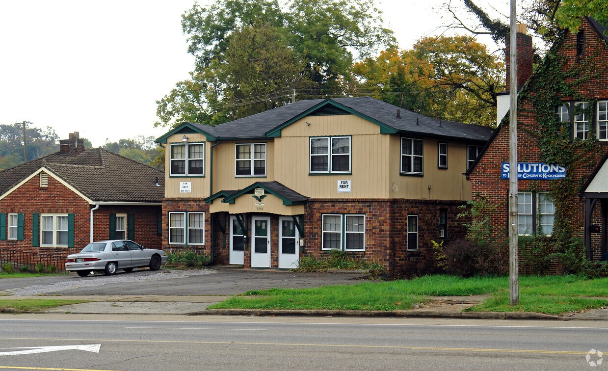 Primary Photo - 3206 E Magnolia Ave