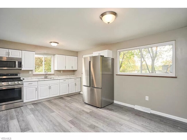 Kitchen - 406 E Lake Ave