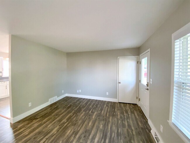 Building Photo - Updated 3 Bedroom House!