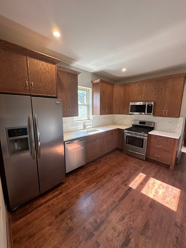 Foto del edificio - 5648 W Higgins Ave