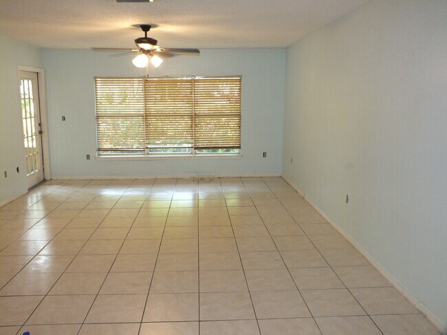 Living room - 801 Normandy Trace Rd