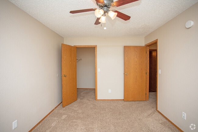 2BR, 1BA - 972 SF - Oakwood Estates