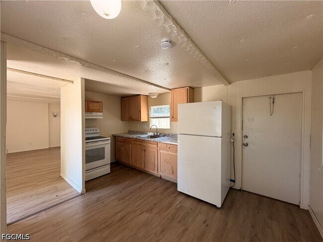 Foto del edificio - 8205 Suncoast Dr