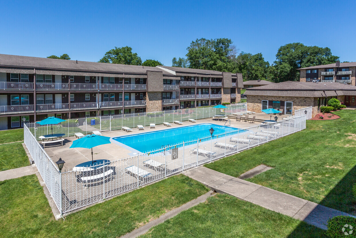 ¡Piscina al aire libre - Four Seasons Apartments