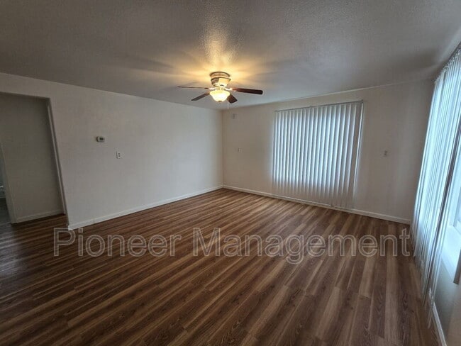 Building Photo - 320 NE Jorgen St