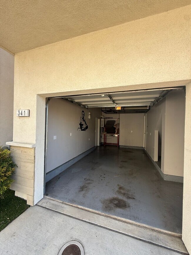 Building Photo - 2 bed | 2.5 bath | 1014 SF | 1 Car Garage | Tri-level condominium|