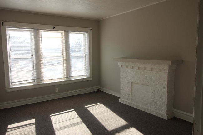 Building Photo - 4628 W Lawrence Ave