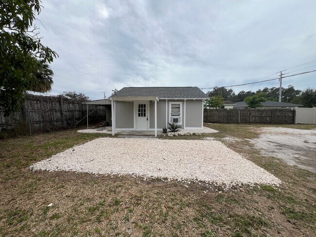 Foto del edificio - Rear 1 Bedroom Separate Unit Home