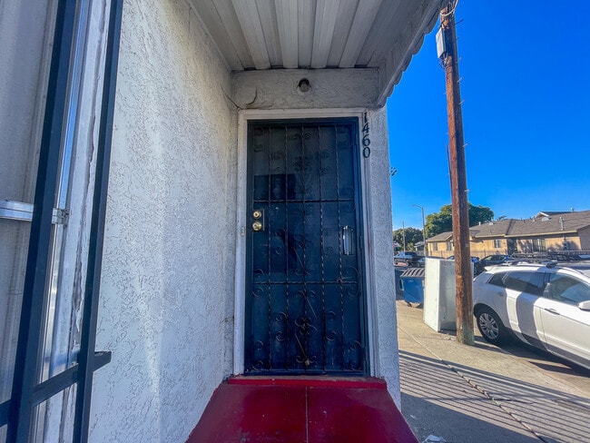 Building Photo - 3907 1/2 Denker Ave