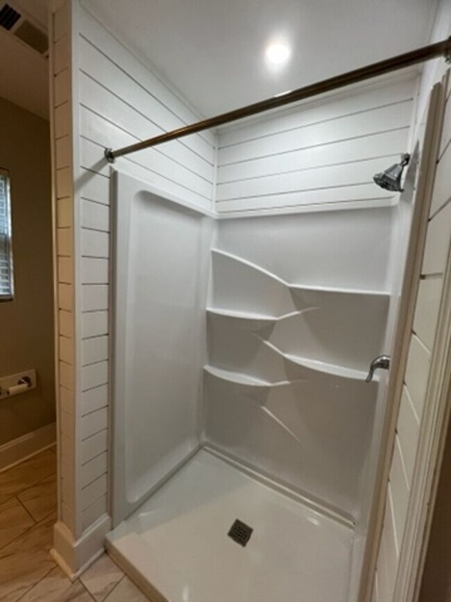 Building Photo - Adorable 3 Bedroom/2 Bath Home located in ...