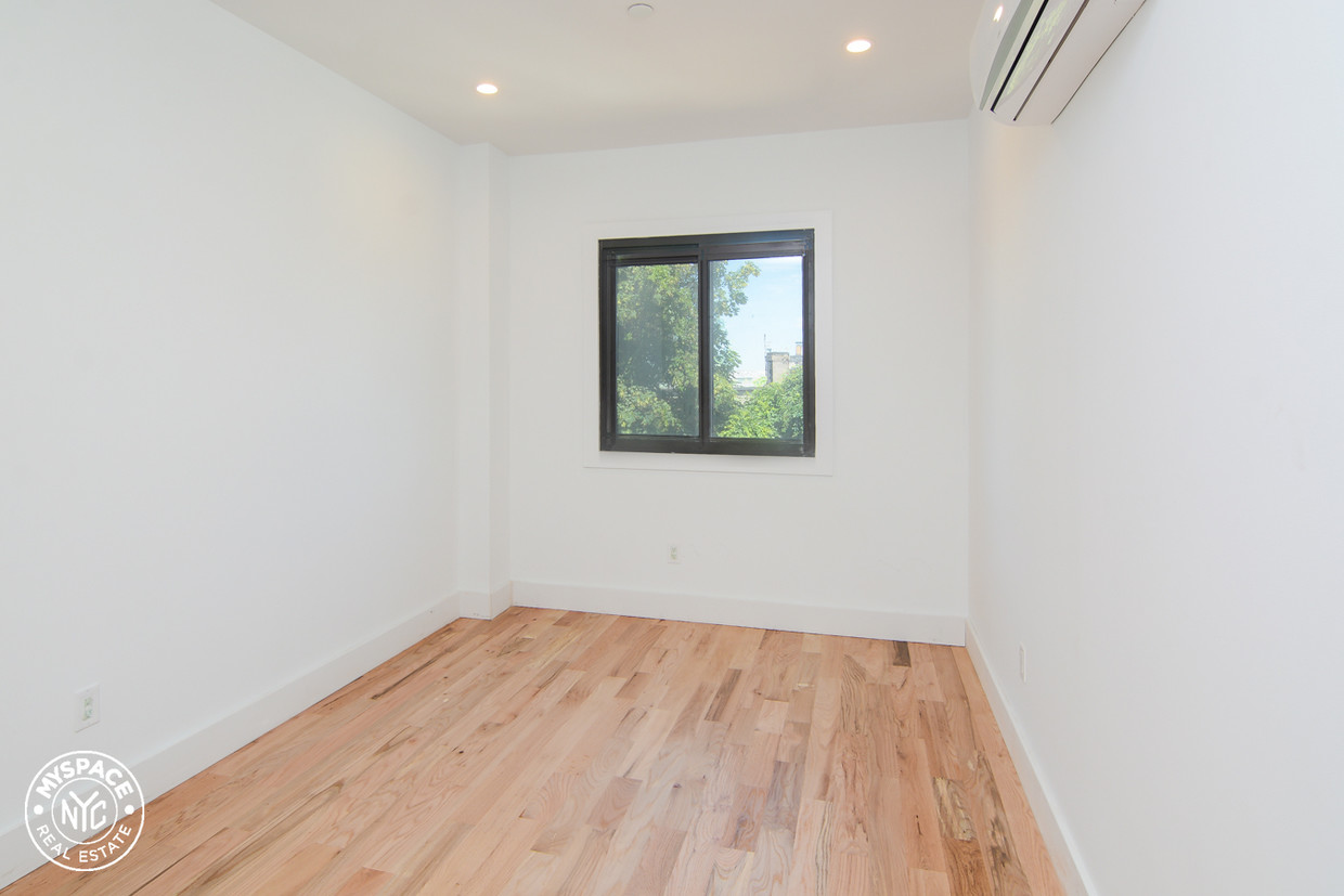 Primary Photo - 1475 Nostrand Ave