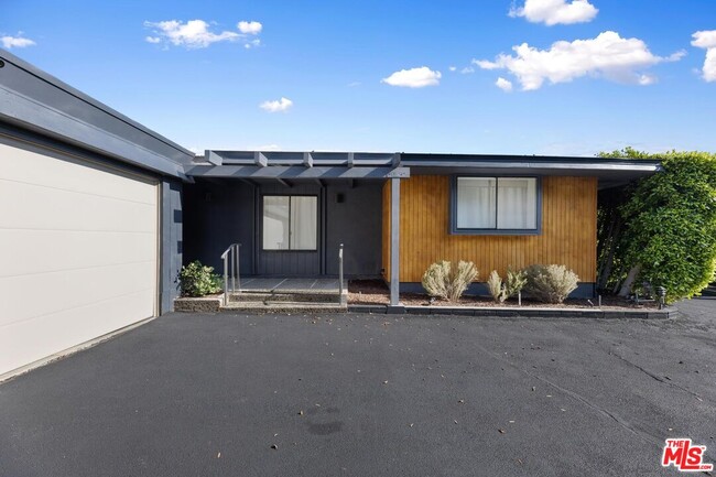 Foto del edificio - 1492 Blue Jay Way