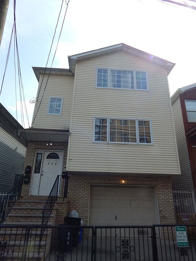 Foto principal - 332 Randolph Ave