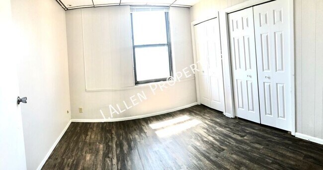 Building Photo - Huge, Rare 3 bed in Charming Building