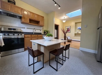 Building Photo - 796 Crown St