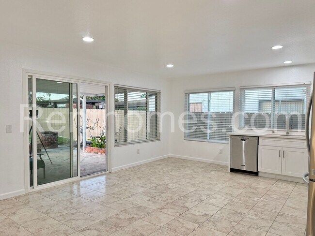 Foto del edificio - 8181 Elston Pl