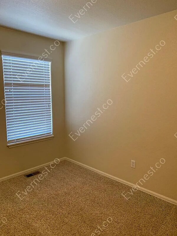 Building Photo - 3-Bed/ 3-Bath Modern Town Home with Attached Garage and Front Porch /Voucher Accepted/Available S...