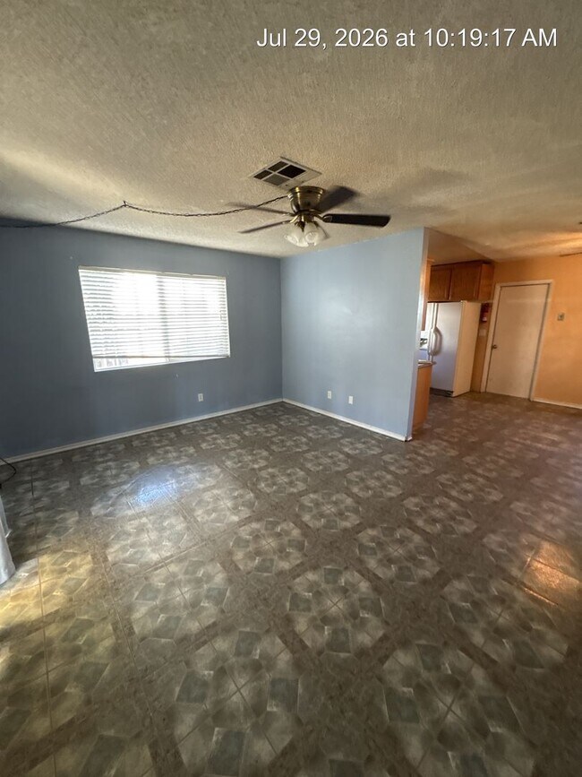 Building Photo - North Side Visalia Home!!