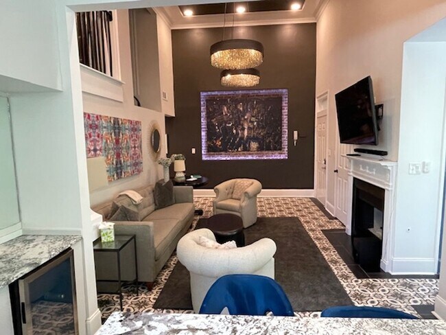 Foto del edificio - Stunning Furnished 3 Bedroom 3 Bath Condominium ON Piedmont Park!