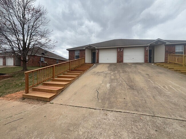 Building Photo - Newly Renovated 3 BR Duplex in Centerton M...