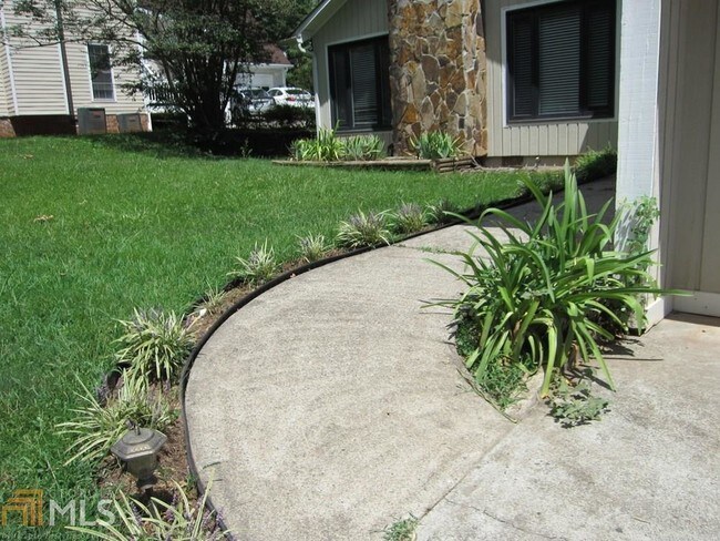 Building Photo - 901 Smoketree Dr
