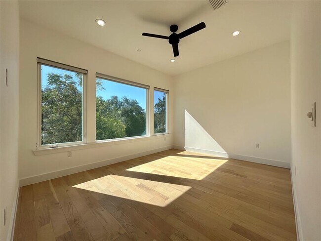 Building Photo - 4010 Clawson Rd