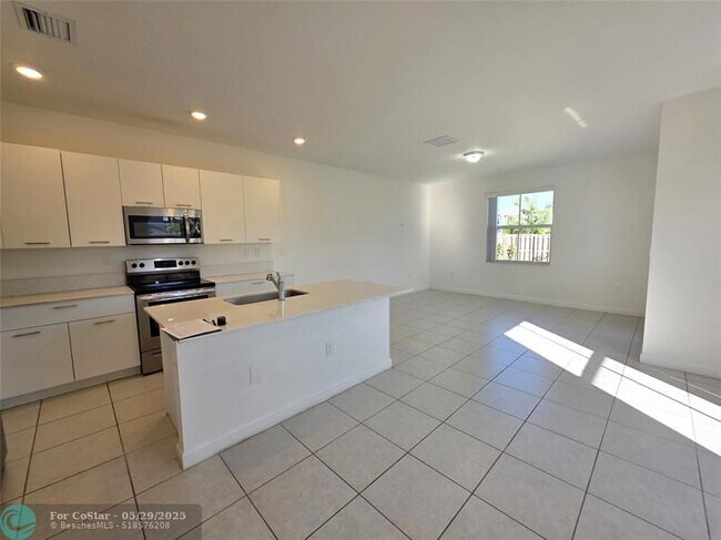 Building Photo - 2420 NW 131st Cir