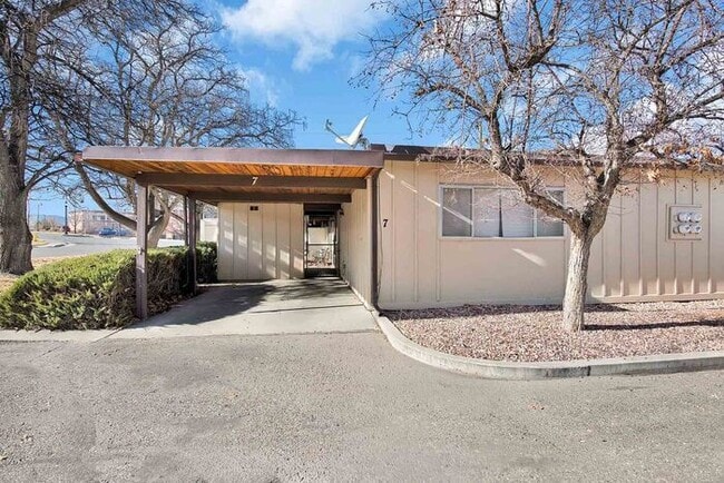 Building Photo - Spacious 2 Bed, 1.5 Bath Townhome Near CMU