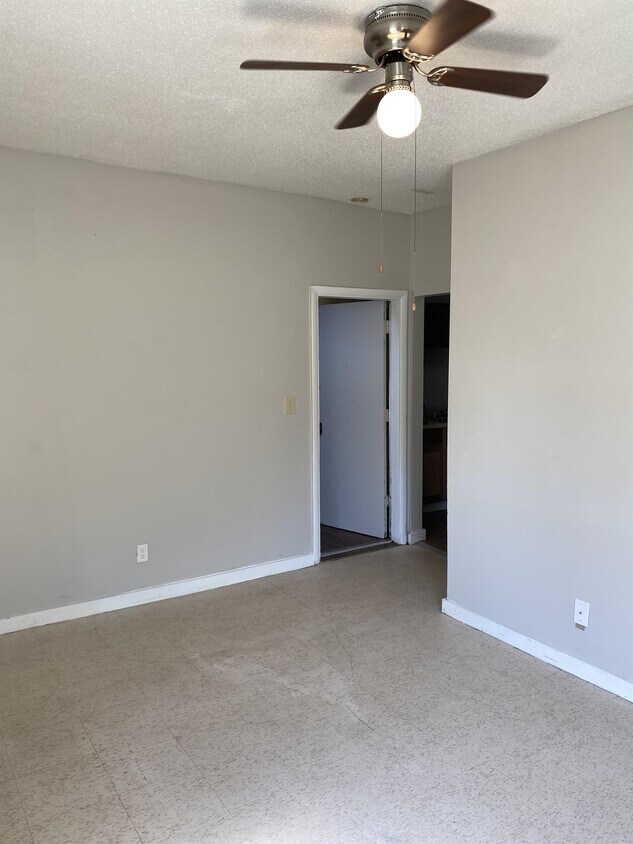 Foto principal - 102 E H St
