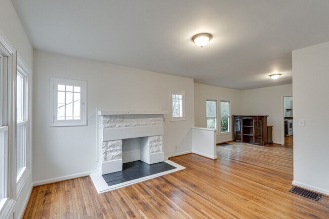 Foto del edificio - Two Bedroom Craftsmen for Rent!