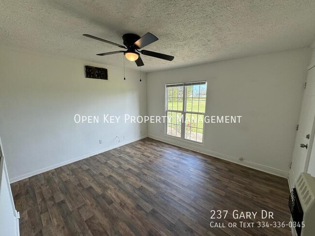 Building Photo - Cozy and quaint 2 Bedroom brick apartment ...