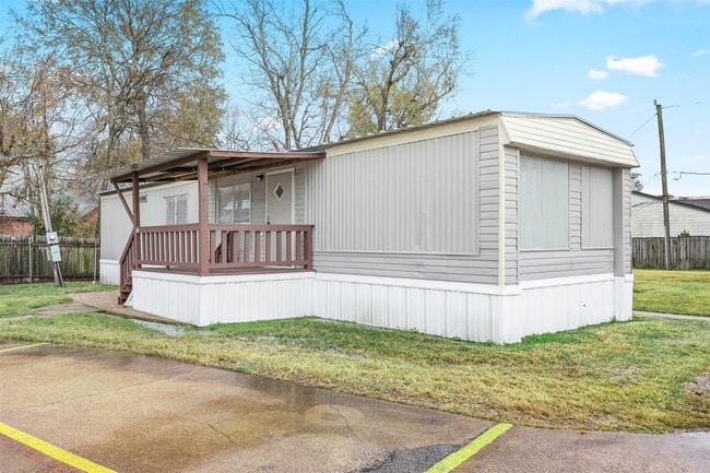 Building Photo - 2222 N Austin Ave