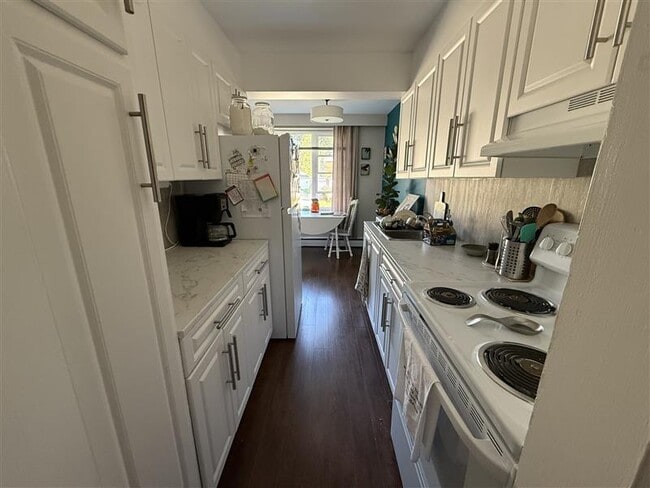 Photo du bâtiment - 7 -751 Hugel Avenue - 2 Bedroom Available