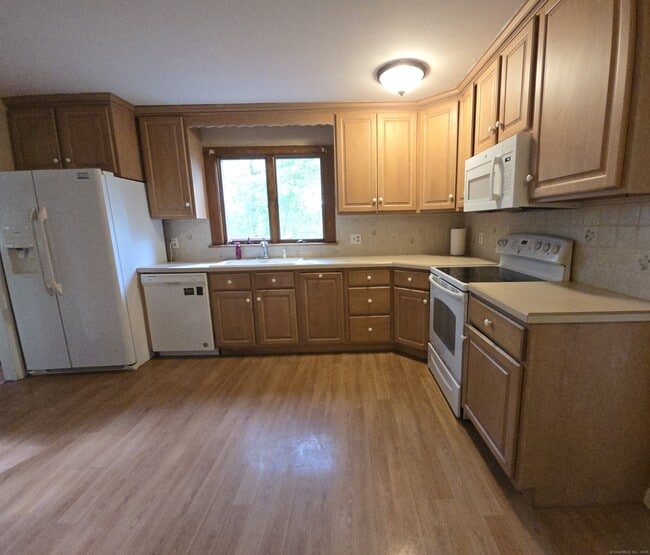 Building Photo - 10 Nutmeg Dr