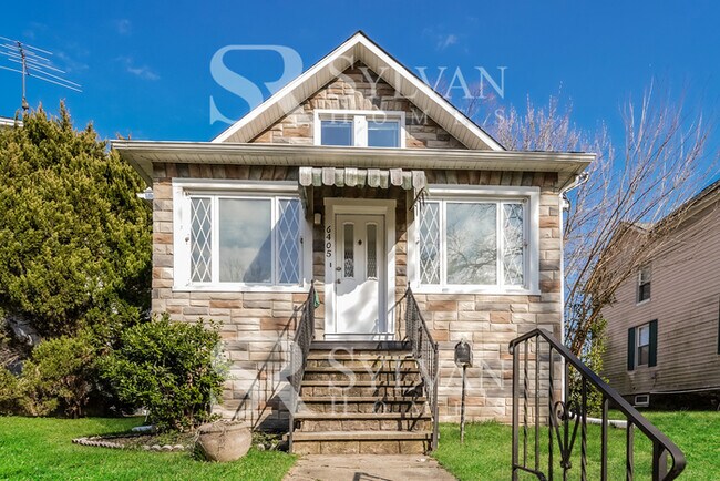 Building Photo - Prepare to be impressed by this 3 bedroom,...