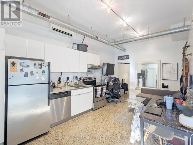 Photo du bâtiment - 214 Bathurst St