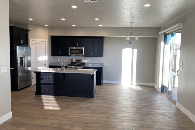 Building Photo - "Spacious 4-Bed Townhouse Oasis with 2.5 B...