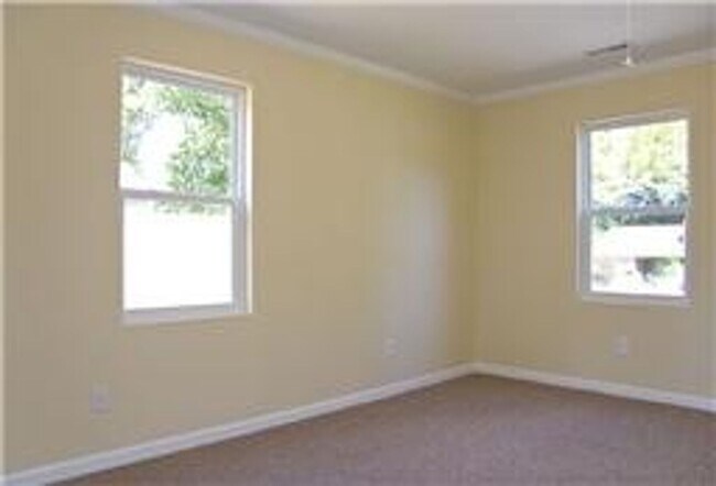 Building Photo - Nice 3BE/1BA looking cottage in convenient...