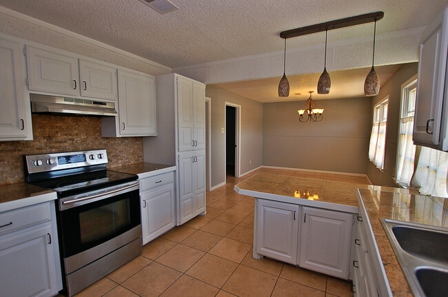 Building Photo - Large 4 Bed 3 Bathroom with 2 Living Areas