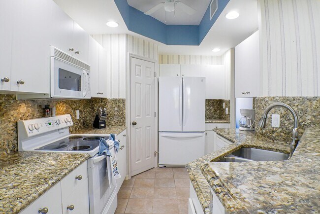 Building Photo - Golf Course View 2/2 in South Fort Myers G...