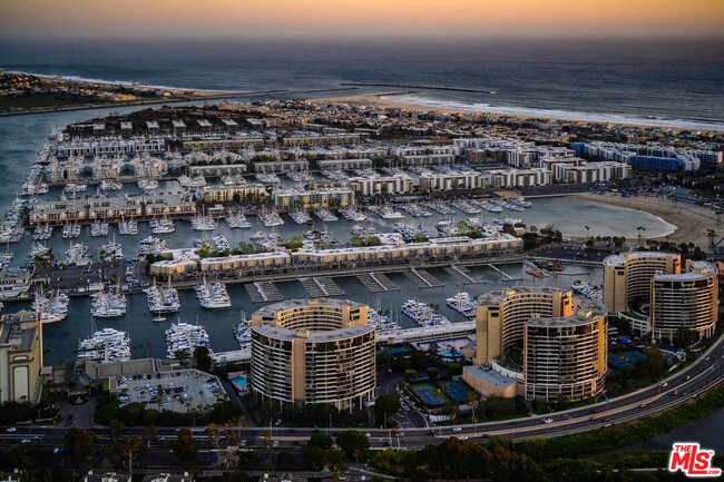 Building Photo - 4267 Marina City Dr