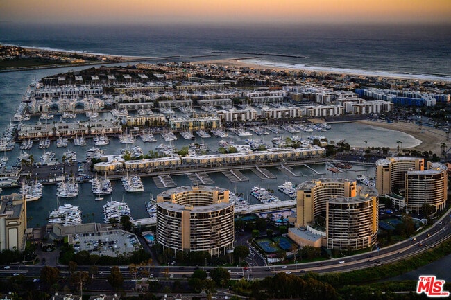 Building Photo - 4335 Marina City Dr