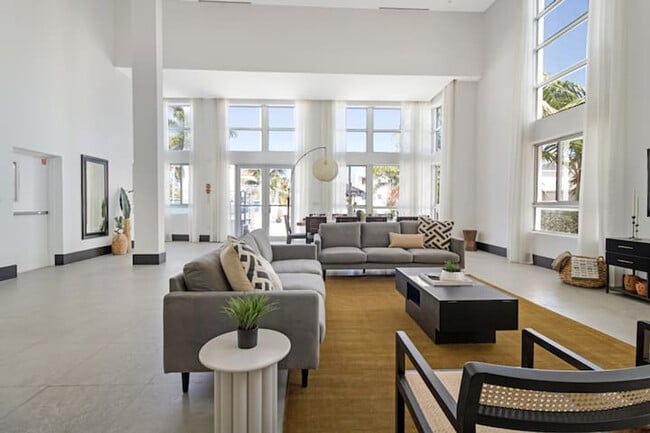 Building Photo - 826 Collins Ave