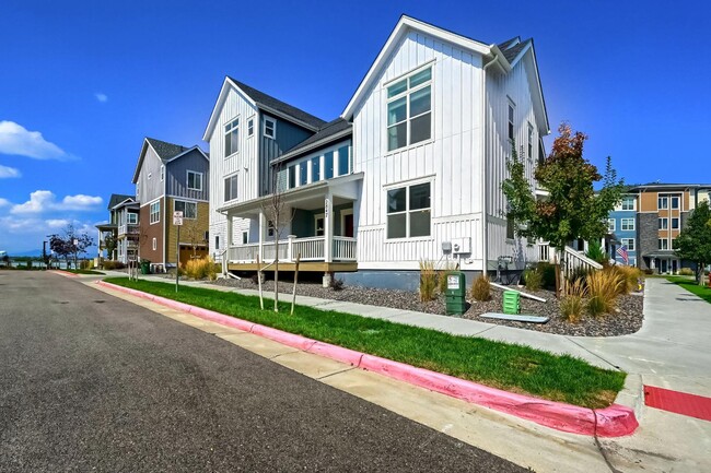 Building Photo - 3 Bedroom Townhome in Englewood