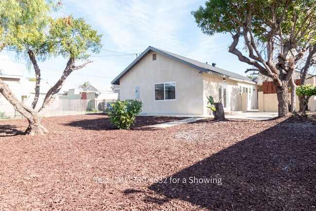 Building Photo - 4 Bedroom, 2 Bath House with Garage