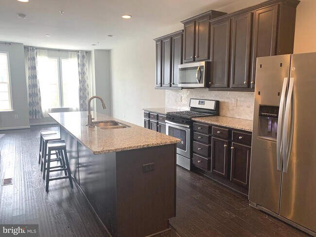 Building Photo - 8112 Hollow Ct