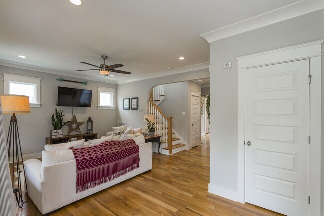 Building Photo - Beautiful 3BR/2.5BA house in North Nashville
