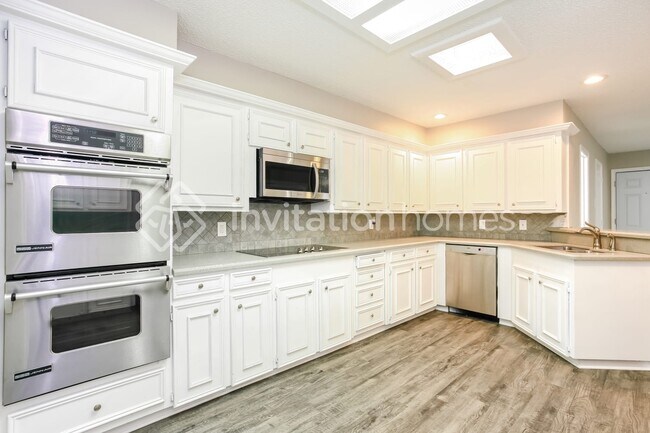 Building Photo - 2313 Silver Holly Ln